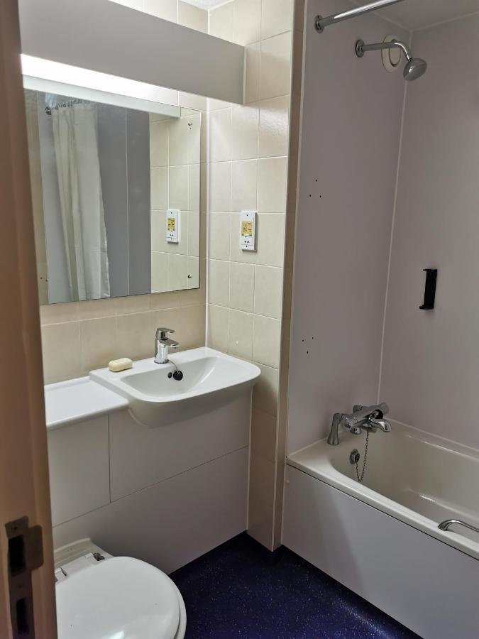 Thurrock Hotel M25 Services Aveley Bagian luar foto