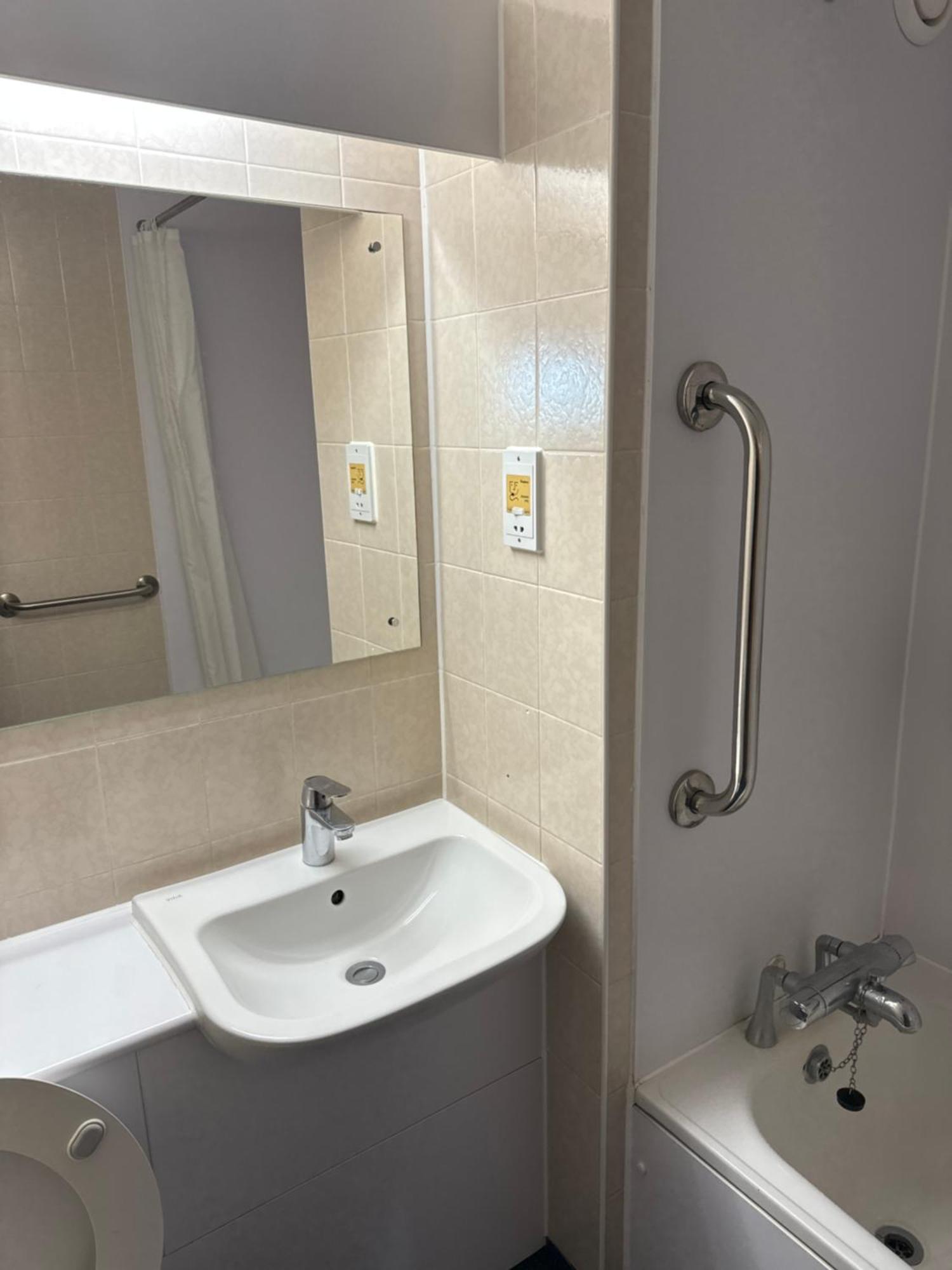 Thurrock Hotel M25 Services Aveley Bagian luar foto