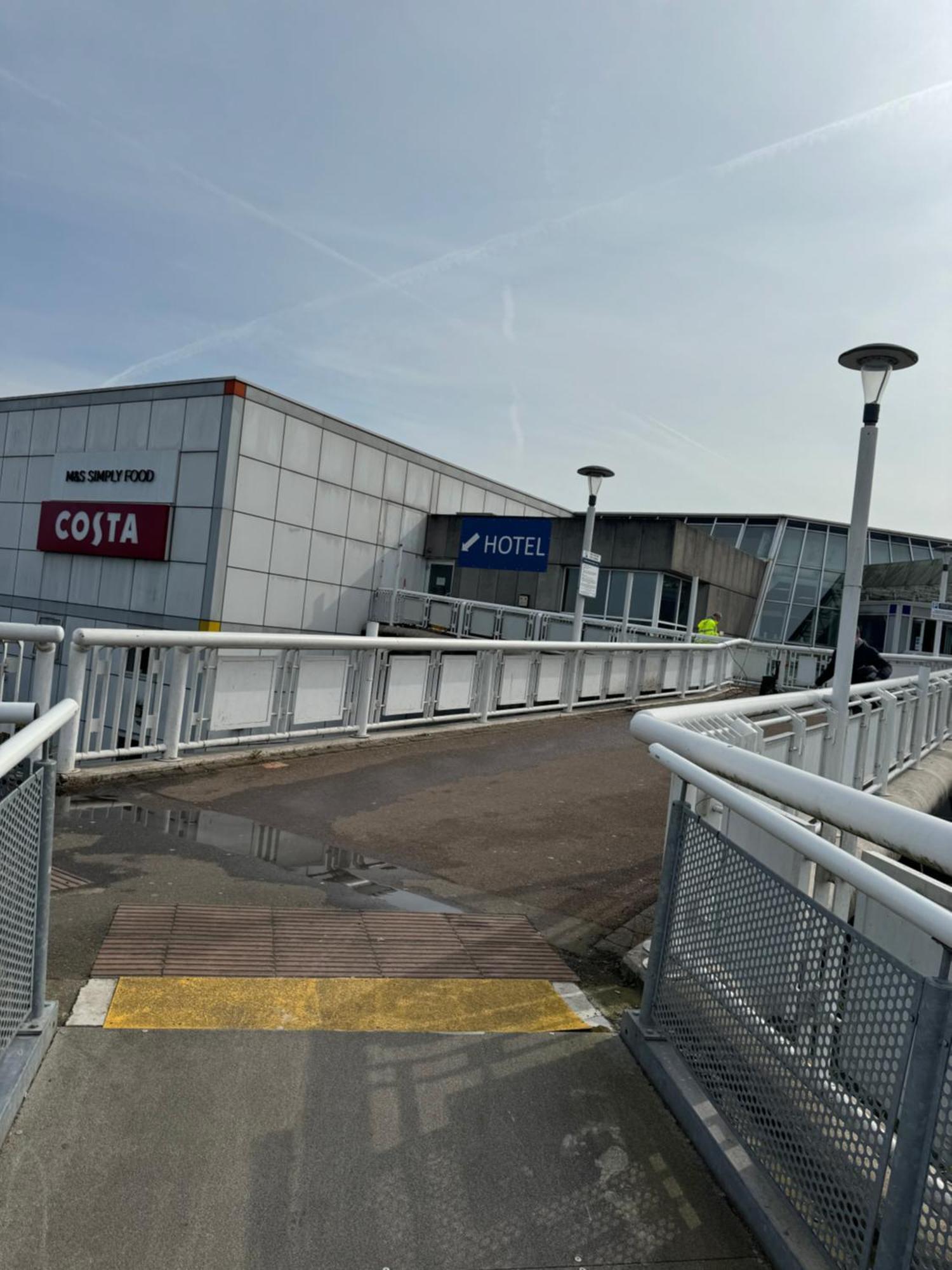 Thurrock Hotel M25 Services Aveley Bagian luar foto